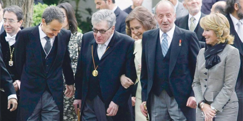 يصعد ليستلم جائزة سيرفانتس للأدب.. فيسقط بنطاله!!  صورة رقم 8