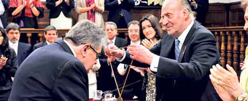 يصعد ليستلم جائزة سيرفانتس للأدب.. فيسقط بنطاله!!  صورة رقم 7