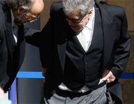 يصعد ليستلم جائزة سيرفانتس للأدب.. فيسقط بنطاله!!  صورة رقم 1