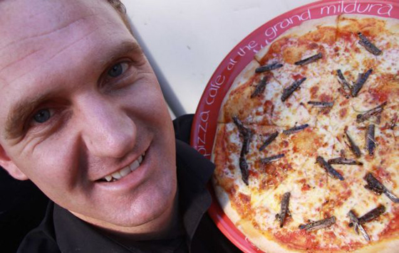 استراليا: إقبال كبير على بيتزا مرصعة بالجراد المقرمش النافق!!! صورة رقم 2