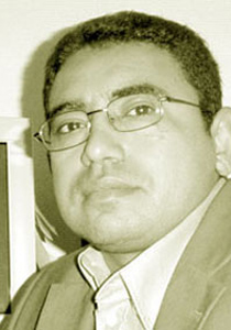 بعد إتهامه بالشذوذ ومطالبة بإعدامه: يقاضي من إتهمه بالكفر صورة رقم 1