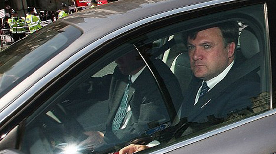 غرامة مالية لوزير بريطاني لاستخدامه المحمول اثناء القيادة!!  صورة رقم 3