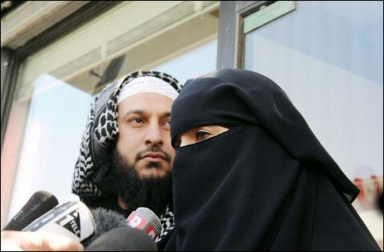 عربي فرنسي أدين بتعدد الزوجات فادّعى انهن صديقاته!  صورة رقم 3