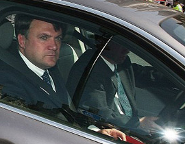 غرامة مالية لوزير بريطاني لاستخدامه المحمول اثناء القيادة!!  صورة رقم 1