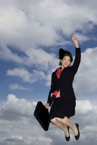 معلمة تلقي بنفسها من أعلى بناية المدرسة وتنتحر أمام الطلاب صورة رقم 1