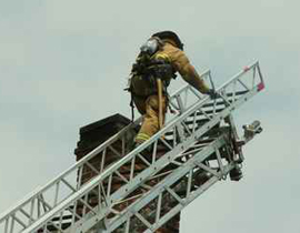 مصر: استخدام سلّم سيارة الاطفاء لنقل عجوز (250 كيلو) للمستشفى! صورة رقم 1