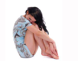 فستانها القصير جعلهم يتمتعون بمشهد إغتصابها علناً!! صورة رقم 1