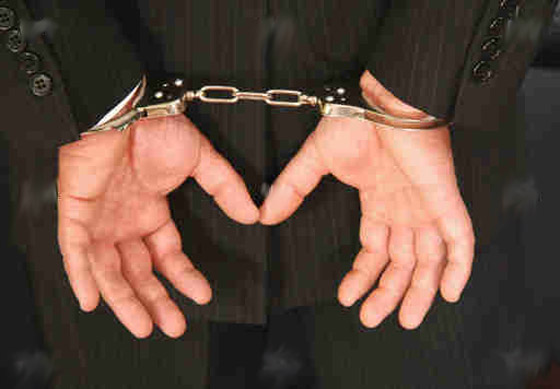 هارب من الشرطة اراد ان يستحم فقبض عليه! صورة رقم 1