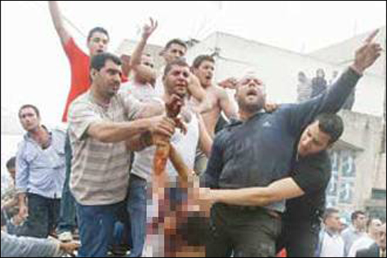 اللبنانيون أخذوا القانون بأيديهم وذبحوا المجرم أمام العامة! صورة رقم 4 اللبنانيون أخذوا القانون بأيديهم وذبحوا المجرم أمام العامة! صورة رقم 4