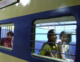 جديد في ماليزيا وتفاديا للتحرشات النوعية قطار للنساء فقط!! صورة رقم 1