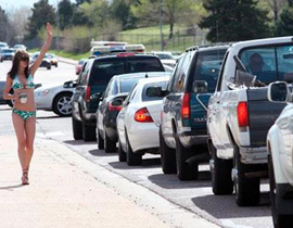 جديد في امريكا: فنجان قهوة من أيدي نادلات بالبكيني! صورة رقم 1