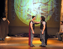 انتظروا جميلة شقراء فأطل عليهم شاب وسيم شاذ !! صورة رقم 1