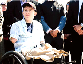 الآلاف في نيويورك يدعمون عسكري فقد جميع أطرافه بالحرب! صورة رقم 1