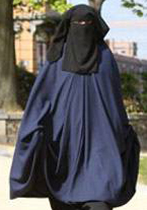 ايطاليا: تغريم امرأة بدفع 500 يورو لارتدائها النقاب!! صورة رقم 1