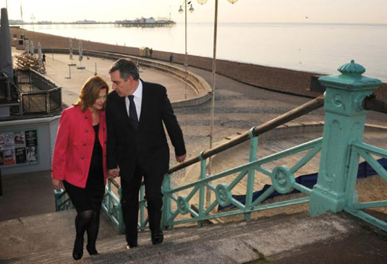 زوجة رئيس الوزراء البريطاني براون تدافع عن هفواته!  صورة رقم 6