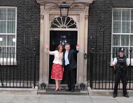 زوجة رئيس الوزراء البريطاني براون تدافع عن هفواته!  صورة رقم 1