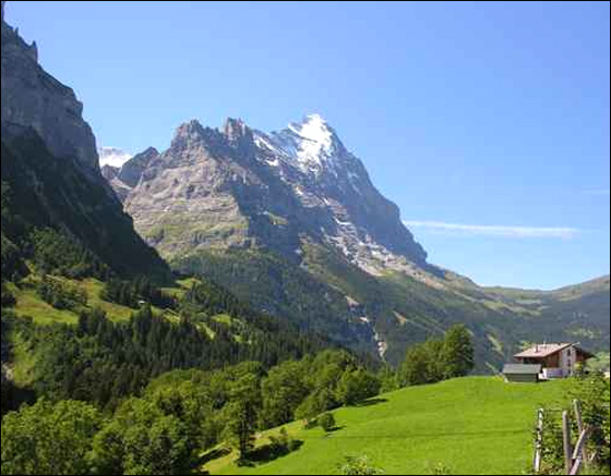 محاكمة أندونيسي يدّعي أنه 