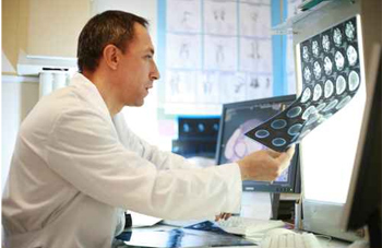 معلم كويتي أراد إجازة.. فحصل عليها من طبيب النساء! صورة رقم 1