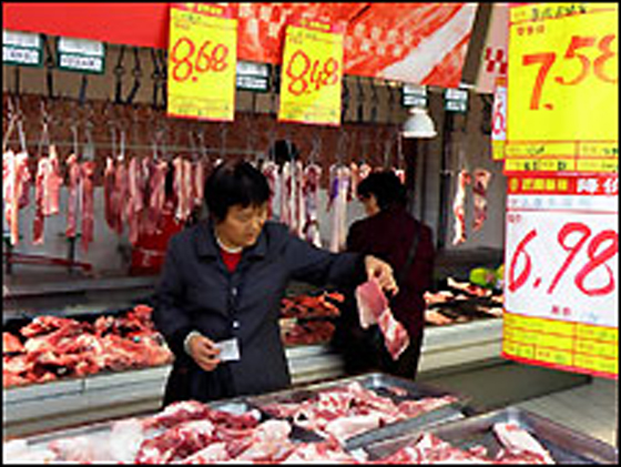 ارغام عاملات مسلمات على تناول لحم الخنزير لتزويدهن بالطاقة! صورة رقم 1