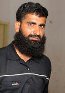 مصباح وبطارية في حذاء باكستاني تحوله من مهندس إلى ارهابي! صورة رقم 1