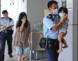 تعلقا بالتدخين.. وعلقا أبناءهما بين الحياة والموت!!  صورة رقم 1