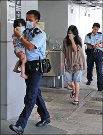 تعلقا بالتدخين.. وعلقا أبناءهما بين الحياة والموت!!  صورة رقم 3