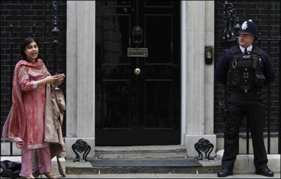 لاول مرة في تاريخ الحكومة البريطانية: وزيرة مسلمة!!  صورة رقم 5