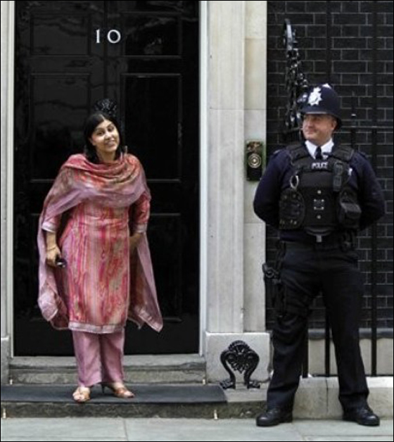 لاول مرة في تاريخ الحكومة البريطانية: وزيرة مسلمة!!  صورة رقم 8