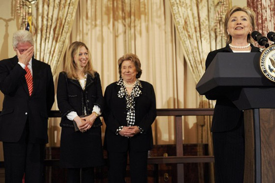 كلينتون يعرض نفسه لمن يتبرع لتسديد ديون زوجته!!  صورة رقم 6