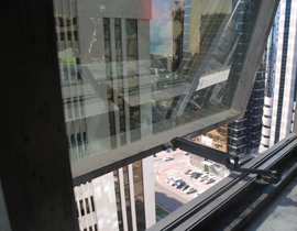 منعت زوجها من رمي ابنتها من الطابق الرابع فقام برميها صورة رقم 1