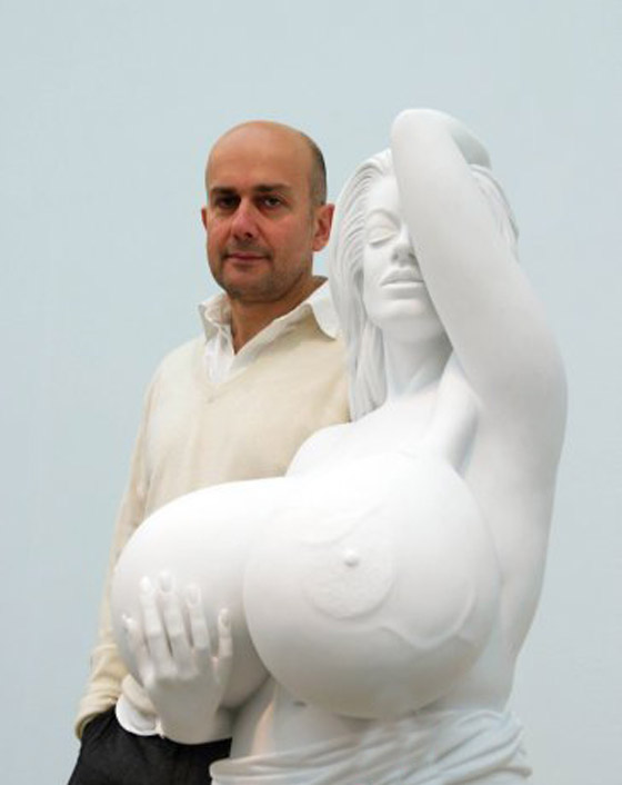 جاكسون وأندرسون الوجه الحقيقي خلف تمثال من البرونز  صورة رقم 8