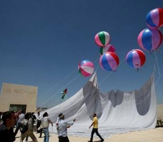 أكبر كوفية أمام ضريح الرئيس الفلسطيني الراحل ياسر عرفات  صورة رقم 2