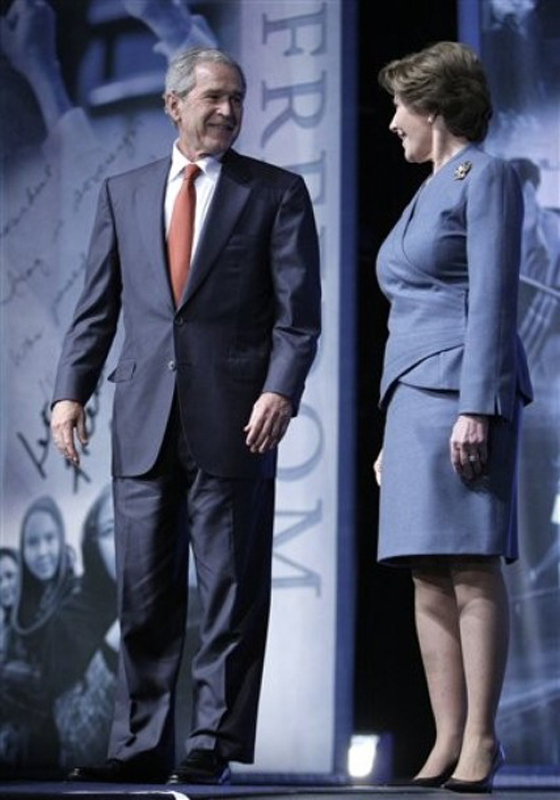 زوجة جورج بوش تؤيد حق زواج المثليين النوعيين والإجهاض!   صورة رقم 1