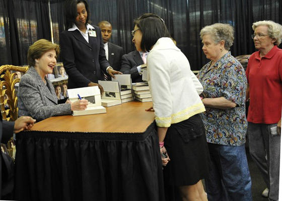 زوجة جورج بوش تؤيد حق زواج المثليين النوعيين والإجهاض!   صورة رقم 2