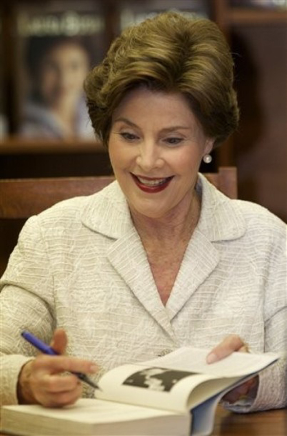 زوجة جورج بوش تؤيد حق زواج المثليين النوعيين والإجهاض!   صورة رقم 7