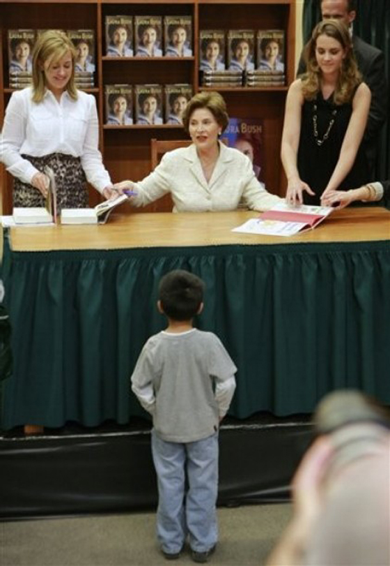 زوجة جورج بوش تؤيد حق زواج المثليين النوعيين والإجهاض!   صورة رقم 8