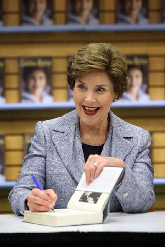 زوجة جورج بوش تؤيد حق زواج المثليين النوعيين والإجهاض!   صورة رقم 9