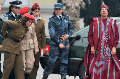 حارسات القذافي وإبنه مشهد لم يألفه العالم من قبل!! صورة رقم 1 حارسات القذافي وإبنه مشهد لم يألفه العالم من قبل!! صورة رقم 1