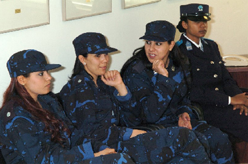 حارسات القذافي وإبنه مشهد لم يألفه العالم من قبل!! صورة رقم 7 حارسات القذافي وإبنه مشهد لم يألفه العالم من قبل!! صورة رقم 7