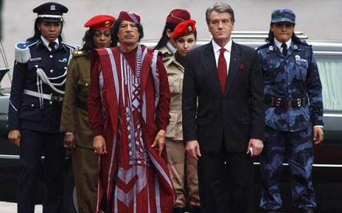 حارسات القذافي وإبنه مشهد لم يألفه العالم من قبل!! صورة رقم 2 حارسات القذافي وإبنه مشهد لم يألفه العالم من قبل!! صورة رقم 2