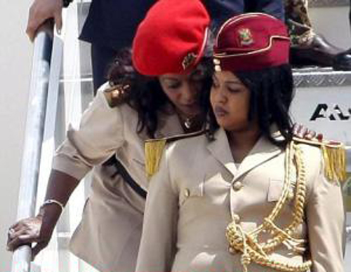 حارسات القذافي وإبنه مشهد لم يألفه العالم من قبل!! صورة رقم 4 حارسات القذافي وإبنه مشهد لم يألفه العالم من قبل!! صورة رقم 4