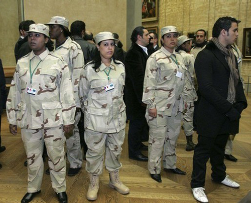 حارسات القذافي وإبنه مشهد لم يألفه العالم من قبل!! صورة رقم 9 حارسات القذافي وإبنه مشهد لم يألفه العالم من قبل!! صورة رقم 9