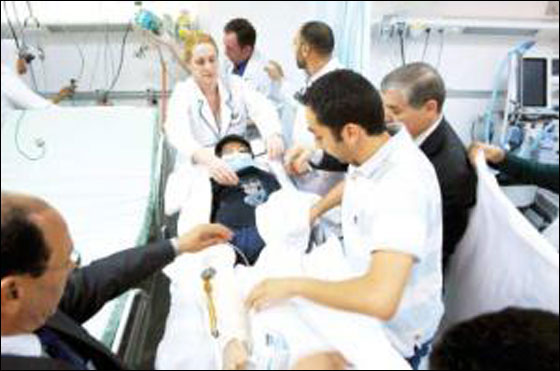 عائلة تتبنى الطفل الناجي من تحطم الطائرة الليبية!  صورة رقم 7