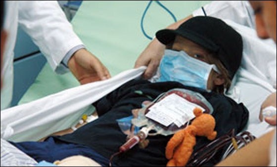 عائلة تتبنى الطفل الناجي من تحطم الطائرة الليبية!  صورة رقم 6