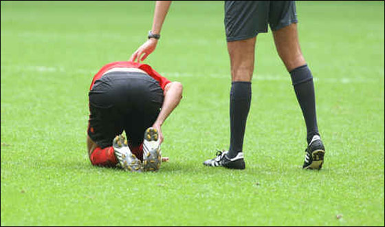 تحول من ملعب كرة قدم الى ساحة قتال!! صورة رقم 1