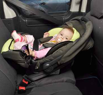 طفل يغافل والده ويقود السيارة وحيداً في المانيا!! صورة رقم 1