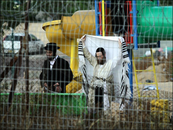 مواجهات بين الحريديم وشرطة اسرائيل بسبب نقل رفات موتى  صورة رقم 5