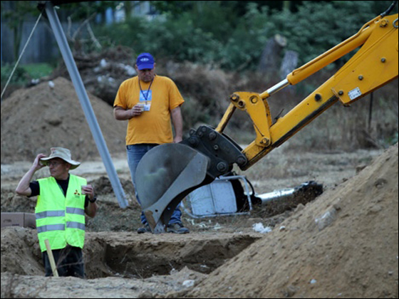 مواجهات بين الحريديم وشرطة اسرائيل بسبب نقل رفات موتى  صورة رقم 4