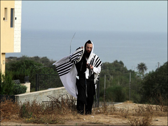 مواجهات بين الحريديم وشرطة اسرائيل بسبب نقل رفات موتى  صورة رقم 6