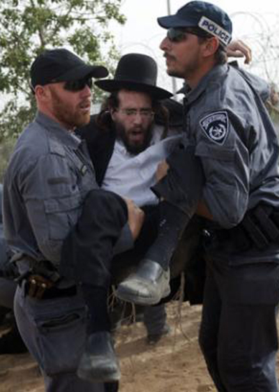 مواجهات بين الحريديم وشرطة اسرائيل بسبب نقل رفات موتى  صورة رقم 2